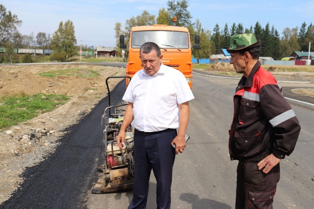 2 сентября глава района Алексей Сокольников осмотрел ход завершения работ по капитальному ремонту дорог пяти улиц с.Выдрино